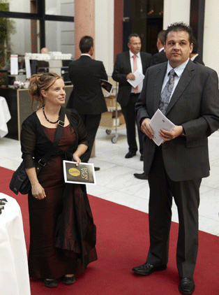 Franziska krähenbühl hans jürg blauner repräsentieren humbel ag kaffeemaschinen 3665 wattenwil an der gala night in zug