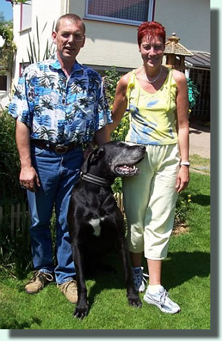 Foto: Petra und Erwin Schäfer im Garten mit Hund