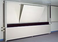 neigbare Projektionswand integriert in Pylonentafel