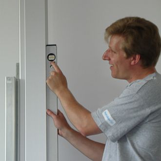 Monteur bei der Arbeit