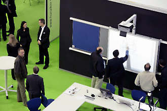 Seminarraum mit interaktiver Tafel
