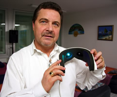 Erwin Uwe Wrede mit Physiotrongerät
