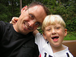 Rave Romeo und sein Papa. (c) Hypnose-Mobil Angelika Fussl