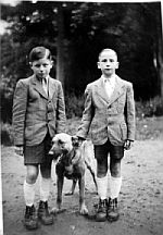 Schuljungen mit M&uuml;hlenhund