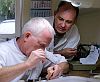 Dentaltechnik Indent - Der Chef mit einem Mitarbeiter bei der Arbeit