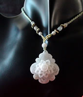 Pendentif en jade. Magnifique fleur en jade montée sur fils de coton tressés. Jade-France.