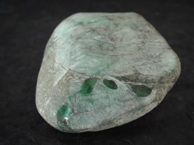 Jade - pierre brute - jad&eacute;ite