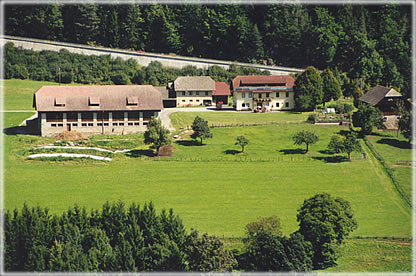 Herzlich Willkommen beim Jakelbauer - das Foto zeigt unseren Hof aus Richtung S&uuml;den