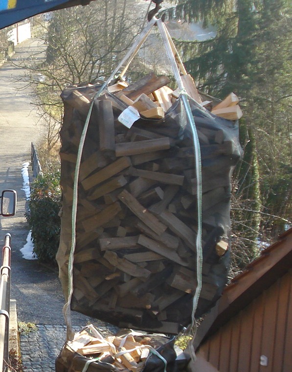 Brennholzanlieferung im Big Bag