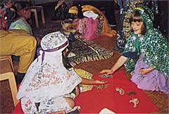 Händler bieten im orientalischen Bazar ihre Schätze an