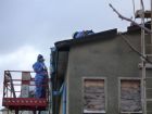 Demontage einer Dachdeckung mit Asbestzementplatten Demontage einer Dachdeckung mit Asbestzementplatten