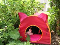 Katzensofa - Beratung f&uuml;r Katzenhalter: So ein rotes, eigenes Katzenzelt bietet selbst vor hartn&auml;ckigen Paparazzis kaum Schutz, denkt sich meine Katze Madeleine.