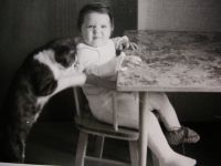 Katzensofa - Beratung f�r Katzenhalter: Wer wird schneller sein beim Zupacken und Verschlingen der Kekse? Kater Peter oder Klein-Barbara?
