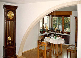 Raumteiler mit Bogen