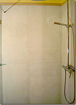 Dusche mit großformatigen Fliesen