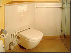 WC mit großformatigen Fliesen