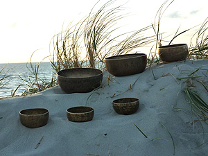 Klangschalen am Strand