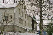 Im Winter von der Strassenseite her