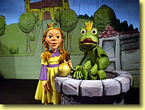 Prinzessin mit Froschk&ouml;nig am Brunnen