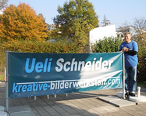 Ueli Schneider mit der neuen Werbeblache