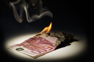 europa brennt, brennender euroschein, eu krise, krise in europa 