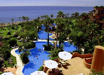 Pool und Garten des Kempinski Hotel Bahia Estepona Spanien