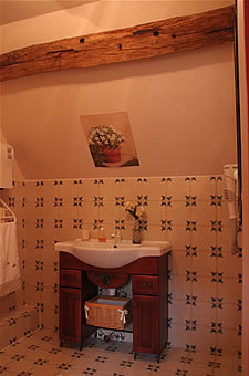 Salle de bain avec douche hydromassante dans La Chaleureuse, une des chambres d'h�tes de La Gentilhommi�re de Normandie � Sainte Barbe sur Gaillon dans l'Eure en Haute-Normandie, proche de Gaillon, Vernon, Les Andelys, Louviers, Pacy sur Eure, Giverny et Evreux