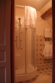 Salle de bain avec douche hydromassante dans La Chaleureuse, une des chambres d'hôtes de La Gentilhommière de Normandie à Sainte Barbe sur Gaillon dans l'Eure en Haute-Normandie, proche de Gaillon, Vernon, Les Andelys, Louviers, Pacy sur Eure, Giverny et Evreux