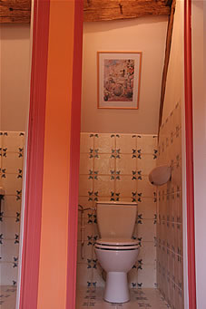 Toilettes (WC) privees dans La Chaleureuse, une des chambre d'hotes de charme de La Gentilhommière de Normandie située à Sainte Barbe sur gaillon dans l'Eure en Haute-Normandie, proche de Giverny, Lyons la Foret, Pacy sur Eure, Gaillon, Vernon, Louviers, Evreux