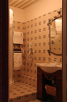 Salle de bain avec douche hydromassante dans La Pastorale, une des chambres d'hôtes de La Gentilhommière de Normandie à Sainte Barbe sur Gaillon dans l'Eure en Haute-Normandie, proche de Gaillon, Vernon, Les Andelys, Louviers, Pacy sur Eure, Giverny et Evreux