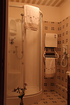 Salle de bain avec douche hydromassante dans La Pastorale, une des chambres d'hôtes de La Gentilhommière de Normandie à Sainte Barbe sur Gaillon dans l'Eure en Haute-Normandie, proche de Gaillon, Vernon, Les Andelys, Louviers, Pacy sur Eure, Giverny et Evreux