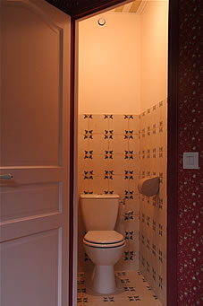 Toilettes (WC) privees dans La Pastorale, une des chambre d'hotes de charme de La Gentilhommière de Normandie située à Sainte Barbe sur gaillon dans l'Eure en Haute-Normandie, proche de Giverny, Lyons la Foret, Pacy sur Eure, Gaillon, Vernon, Louviers, Evreux