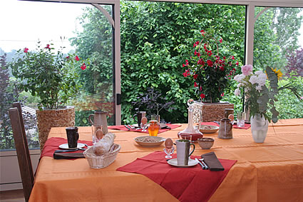 Petit Déjeuner aux Chambres d'hotes de charme de La Gentilhommiere de Normandie à Sainte Barbe sur Gaillon dans l'Eure en Haute-Normandie, proche de Gaillon, Vernon, Les Andelys, Lyons la Foret, Louviers, Pacy sur Eure, Giverny et Evreux
