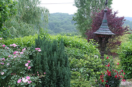 Petit Déjeuner dans le jardin, les jours de beau temps, aux Chambres d'hotes de charme de La Gentilhommiere de Normandie à Sainte Barbe sur Gaillon dans l'Eure en Haute-Normandie, proche de Gaillon, Vernon, Les Andelys, Lyons la Foret, Louviers, Pacy sur Eure, Giverny et Evreux.