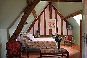 Chambre d'hote La Printanière, une des chambres d'hote de caractère de La Gentilhommière de Normandie située à Sainte Barbe sur gaillon dans l'Eure en Haute-Normandie, proche de Giverny, Lyons la Foret, Pacy sur Eure, Gaillon, Vernon, Louviers, Evreux