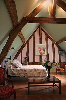 Chambre d'hote La Printanière, une des chambres d'hote de caractère de La Gentilhommière de Normandie située à Sainte Barbe sur gaillon dans l'Eure en Haute-Normandie, proche de Giverny, Lyons la Foret, Pacy sur Eure, Gaillon, Vernon, Louviers, Evreux
