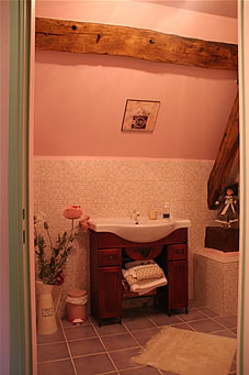 Salle de bain avec douche hydromassante dans La Printani�re, une des chambres d'h�te de La Gentilhommi�re de Normandie � Sainte Barbe sur Gaillon dans l'Eure en Haute-Normandie, proche de Gaillon, Vernon, Les Andelys, Louviers, Pacy sur Eure, Giverny et Evreux