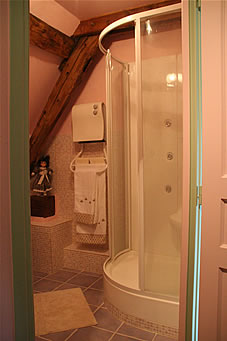 Salle de bain avec douche hydromassante dans La Printanière, une des chambres d'hôtes de La Gentilhommière de Normandie à Sainte Barbe sur Gaillon dans l'Eure en Haute-Normandie, proche de Gaillon, Vernon, Les Andelys, Louviers, Pacy sur Eure, Giverny et Evreux