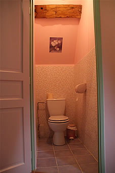 Toilettes (WC) privees dans La Printanière, une des chambres d'hotes de charme de La Gentilhommière de Normandie située à Sainte Barbe sur gaillon dans l'Eure en Haute-Normandie, proche de Giverny, Lyons la Foret, Pacy sur Eure, Gaillon, Vernon, Louviers, Evreux
