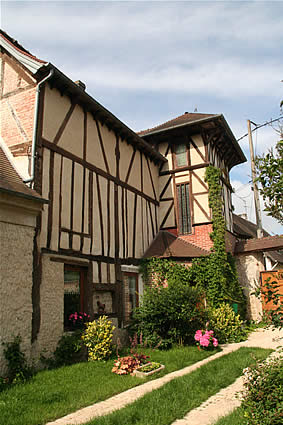 Le jardin de l'entr�e de la maison d'h�tes de la gentilhommiere de normandie dans l'eure (27) en haute-normandie