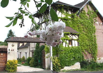 Entr�e de la maison d'hote de la Gentilhommiere de Normandie situ�e dans l'Eure (27) en haute normandie en France, proche des Chateaux de Gaillon, Les Andelys (Chateau Gaillard) et des Jardins de Giverny