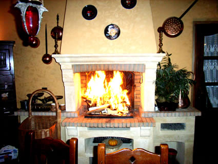 Salle a manger pour les hôtes des Chambres d'hotes de charme de La Gentilhommiere de Normandie à Sainte Barbe sur Gaillon dans l'Eure en Haute-Normandie, proche de Gaillon, Vernon, Les Andelys, Lyons la Foret, Louviers, Pacy sur Eure, Giverny et Evreux.