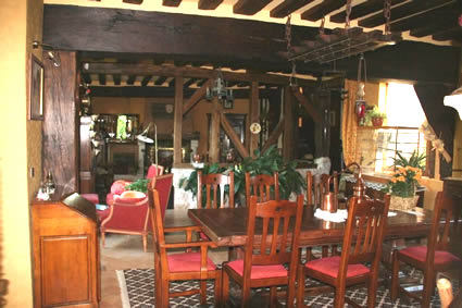 Salle a manger pour les hôtes des Chambres d'hotes de charme de La Gentilhommiere de Normandie à Sainte Barbe sur Gaillon dans l'Eure en Haute-Normandie, proche de Gaillon, Vernon, Les Andelys, Lyons la Foret, Louviers, Pacy sur Eure, Giverny et Evreux.