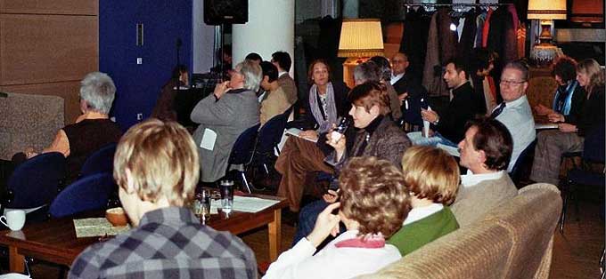 Lecture_Offenbach_-Im-vom-sozialen-Kaufhaus-der-Luise-eingerichteten-Wohnzimmer.Ijpg.jpg