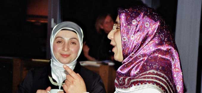 Yasmin-�zer-und-Rabia-Simsek-im-Gespr�ch-bei-der-Lecture_Offenbach.jpg