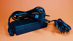 LED Trafo Niedervolt Steckernetzteil - 60Watt -5A-12V DC f&uuml;r LED-Lichtschiene