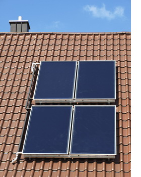 Aufdach-Kollektor f&uuml;r Warmwasserbereitung und teilsolare Heizung