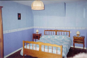 Chambre avec lit double pour deux personnes dans gite les attelages du pays d'ouche