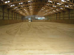 Interieur du manege du centre equestre les attelages du pays d'ouche