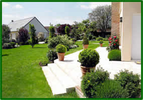 Paysagiste - Les Bocages assurent les travaux de remise en �tat de vos espaces verts, d'engazonnement, de plantations et de traitements. Possibilit� de contrat annuel pour l'entretien de vos ext�rieurs.
